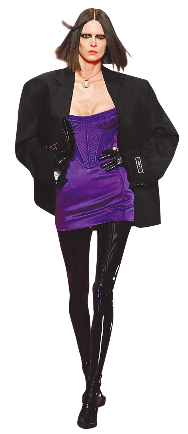 VERSACE女裝充滿性感氛圍，展現女人氣場。（VERSACE提供）