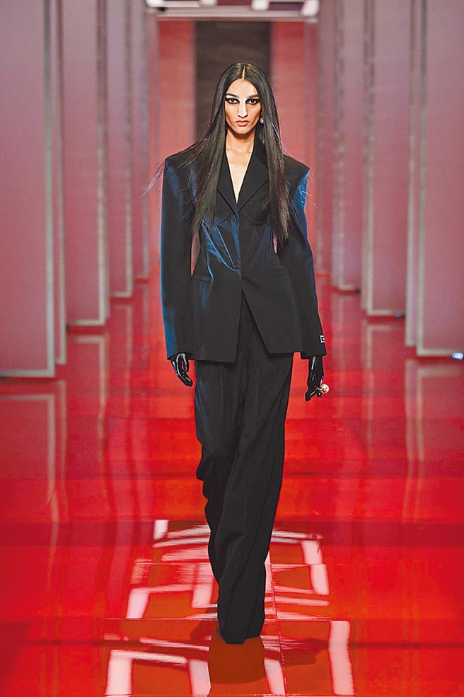 VERSACE以合身剪裁勾勒女人優美曲線。（VERSACE提供）