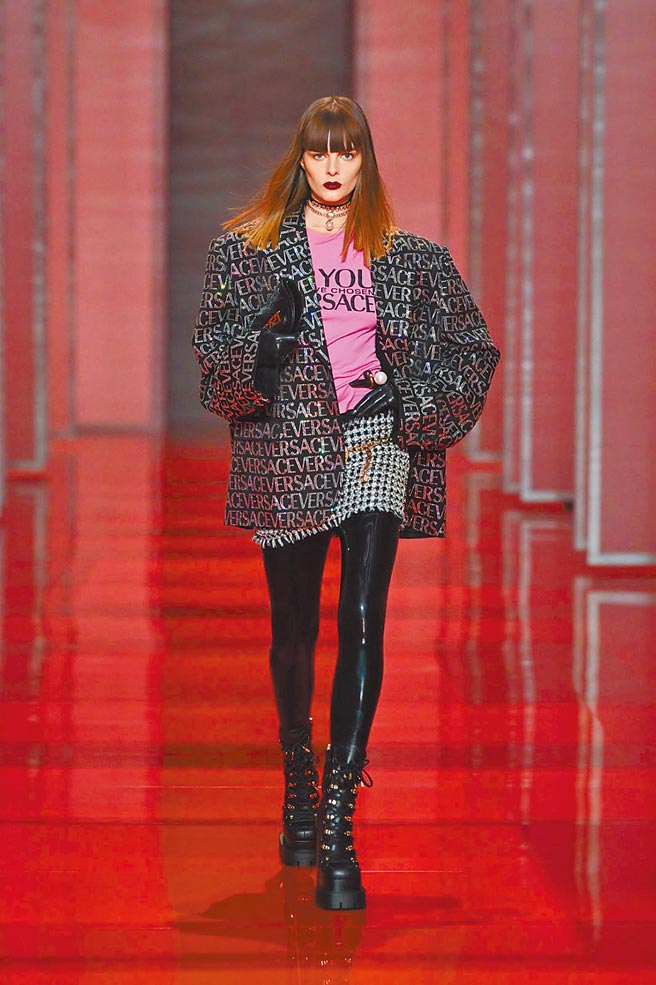 VERSACE以寬肩大衣形塑女人勇敢無畏的力量。（VERSACE提供）