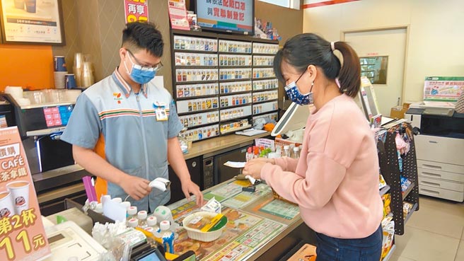 臺中市政府于各大超商门市设有「爱心守护站」。（臺中市政府提供）