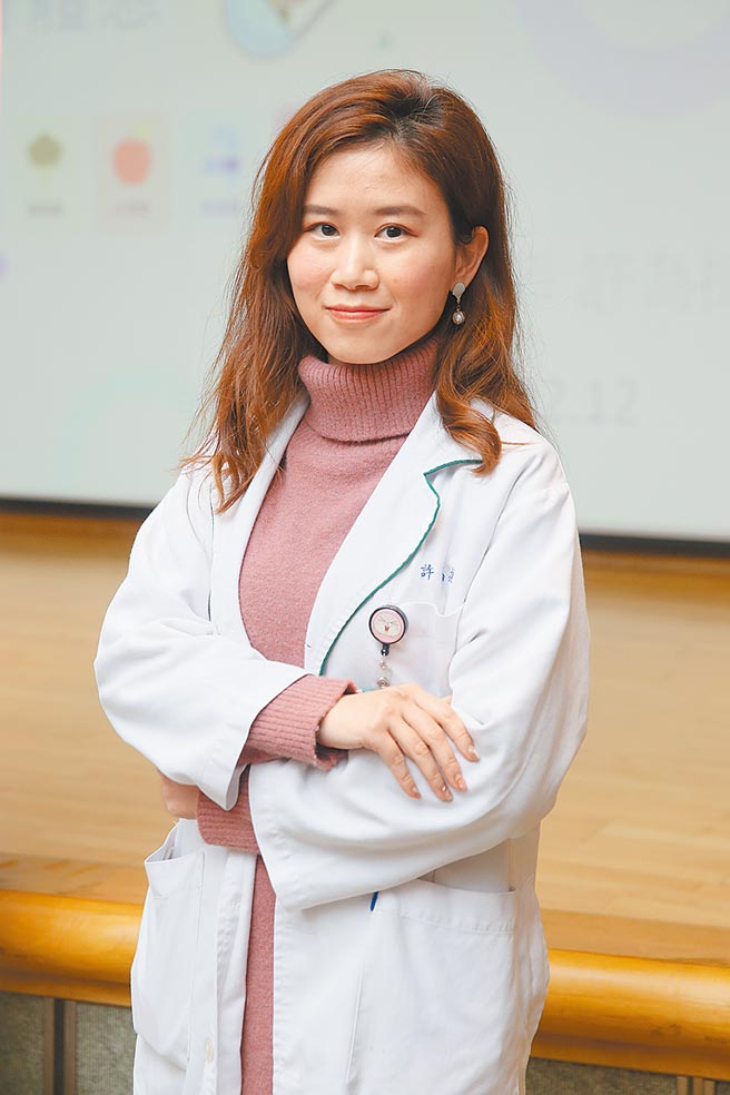 新光医院许为捷营养师主讲「均衡饮食，吃出好体态」，精采演说，民眾收穫满满。（杜宜谙摄）