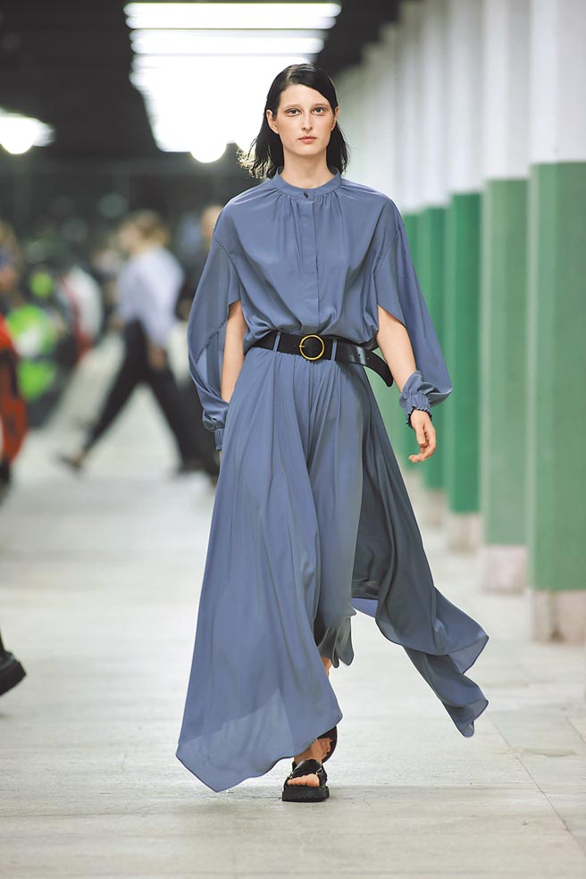 DOUCHANGLEE以「虛實流動」為主題，演繹無形之形的自然姿態。（SOGO提供）