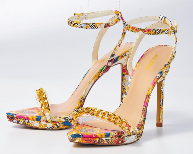 新櫃登場-ALDO 印花細跟繞踝涼鞋。（SOGO提供）