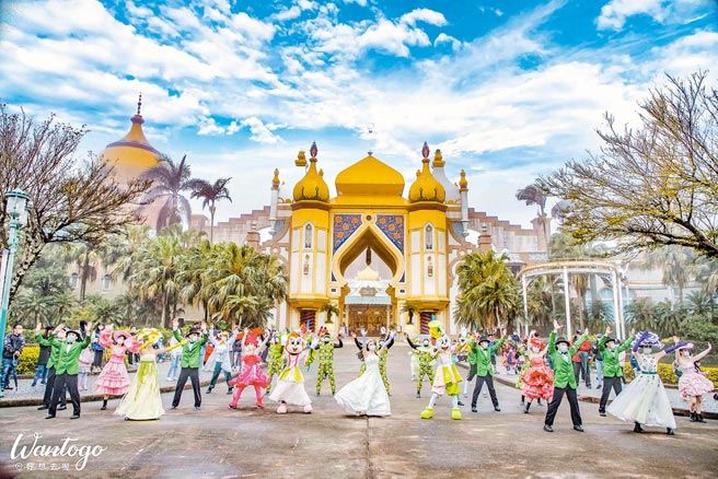 六福村的花園派對遊行由充滿春天氣息的花精靈登場。（六福村提供）
