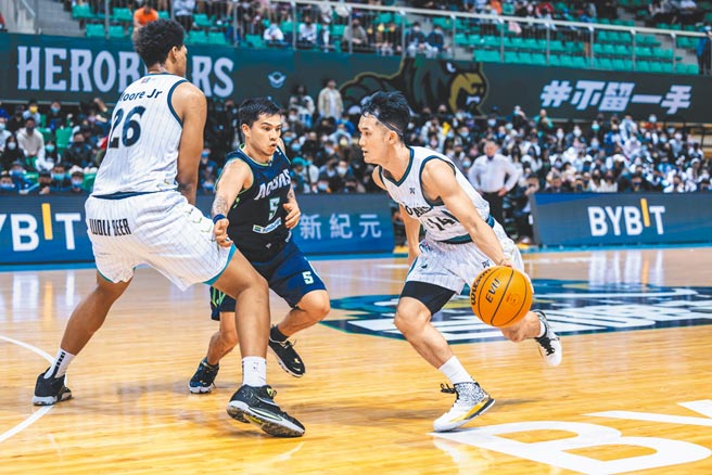 台啤英熊控卫蒋淯安（右）试图在队友多拉摩尔单挡掩护下带球切入。（台啤英熊提供）