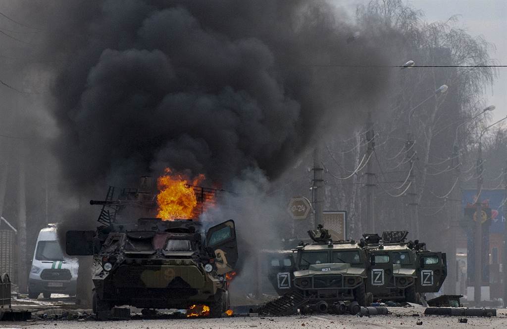 俄乌部队2月27日在乌克兰哈尔基夫（Kharkiv）爆发战斗后，现场留下烧毁的装甲运兵车和损坏的军用轻型多功能车。（美联社）(photo:ChinaTimes)
