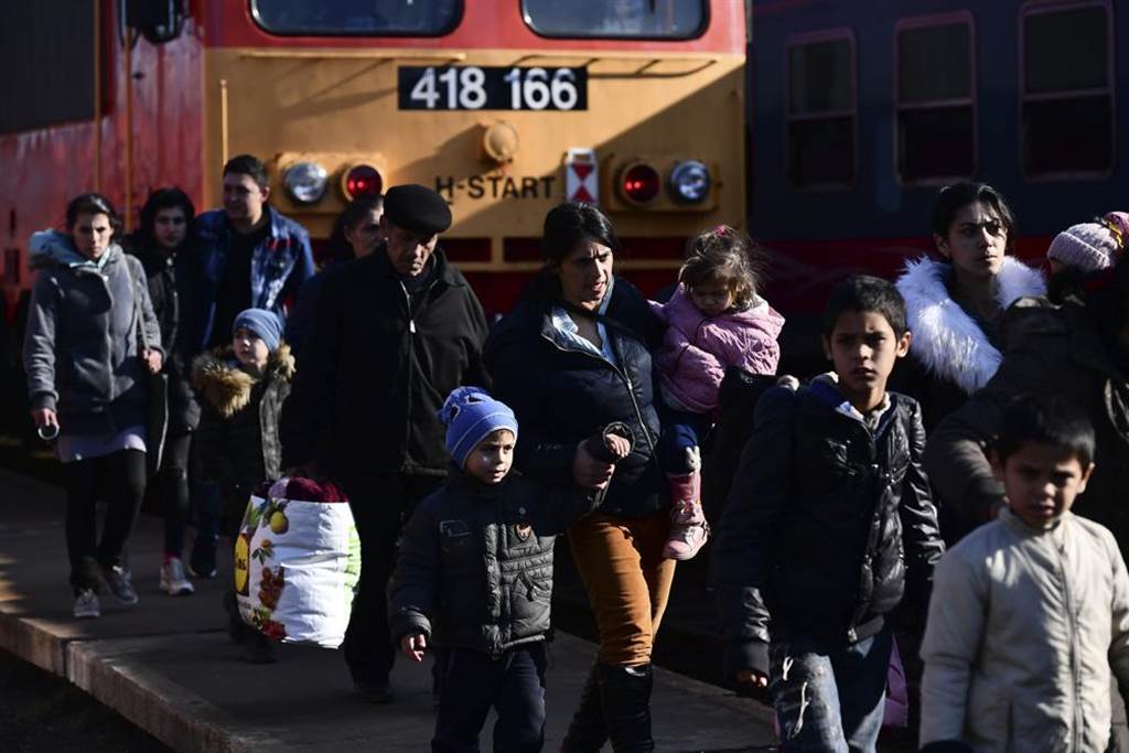 乌克兰难民于2月27日抵达匈牙利。图/美联社(photo:ChinaTimes)