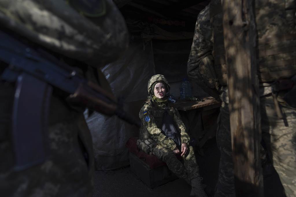 社交平台上疯传一段俄罗斯士兵被綑绑在路边电线桿的画面，动弹不得的他眼神透露百般无奈。示意图/美联社(photo:ChinaTimes)