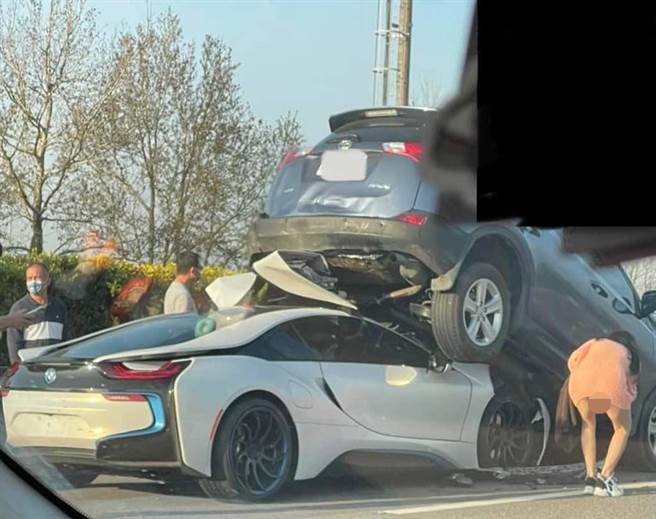 国道1号27日下午发生连环车祸，千万超跑BMW i8衝进休旅车底盘惨被「骑」，照片引发热议。（翻摄脸书社团《●【爆废公社二馆】●》）