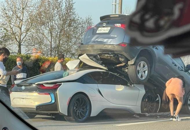 國一5車追撞bmw I8遭休旅車 騎 火辣女車主被神出 社會 中時新聞網