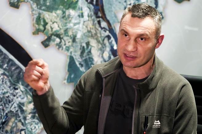 基辅市长克里契科（Vitali Klitschko）27日表示基辅已经被俄罗斯军队包围，坦言没有撤退计画，不过他稍后又改口。（图／美联社）