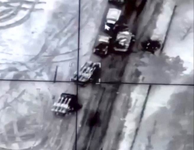 烏克蘭軍方27日公布使用土耳其製無人機殲滅俄軍車隊的畫面。（圖／路透社、烏克蘭武裝部隊總司令扎盧茲尼提供）