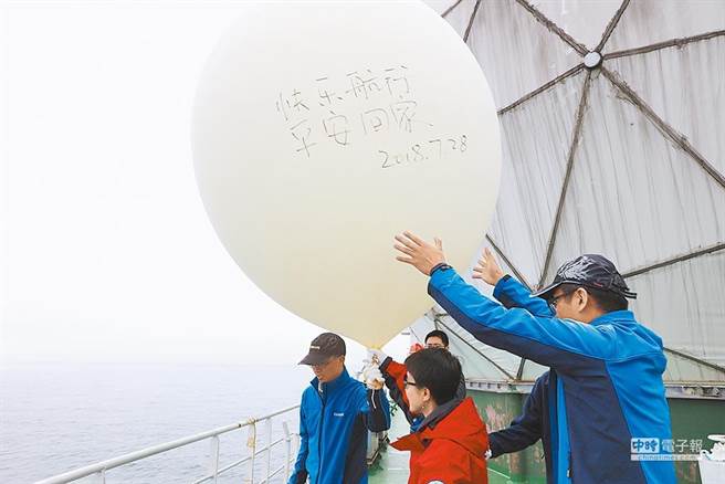 图为2018年雪龙号上大陆第九次北极科学考察队成员在白令海释放探空气球，用于观测北极地区气象要素。（中时资料照，新华社）