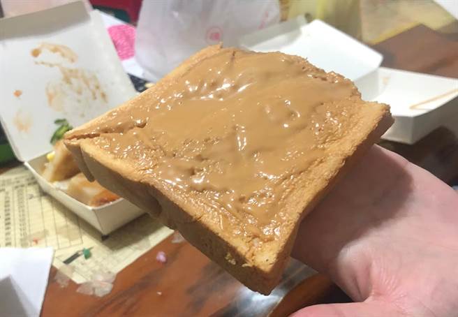 1名新手父亲在网路上PO出1张「花生厚片」照片苦笑说「自从有小孩后，对花生酱产生恐惧，亏老婆还吃得下去」。（翻摄自脸书「爆废公社」）