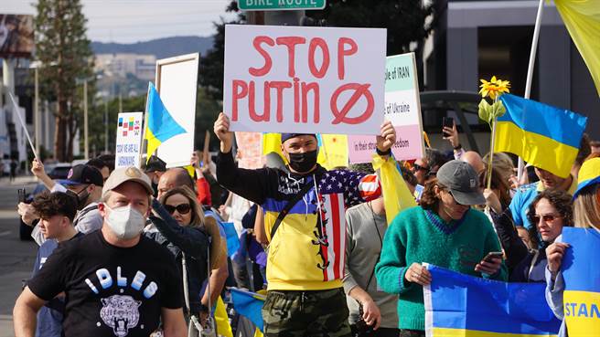 美国之音报导，白宫于美东时间周日（27日）呼吁中国谴责俄罗斯入侵对乌克兰。图为美国洛杉矶群眾手持乌克兰国旗，呼吁世界各国阻止俄罗斯总统入侵乌克兰。（中央社）