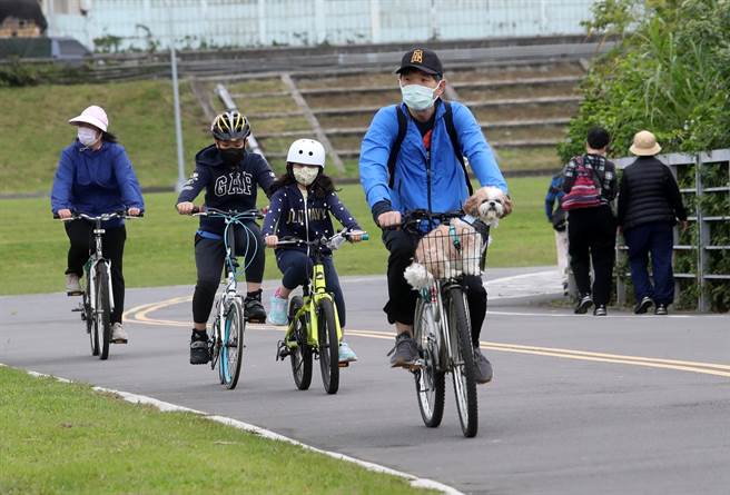 3月1日起室內外運動、拍照、自行開車等都可以免戴口罩。(資料照 劉宗龍攝)
