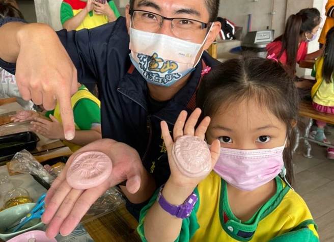 红龟粿怎么吃才好吃？老饕网友推荐「用煎的」。（新北市金山区公所提供）