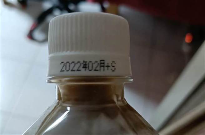 一名女网友到好市多消费，回家发现一瓶饮料上的有效期限写着「2022年2月＋S」。（图／翻摄脸书社团Costco好市多 商品经验老实说）