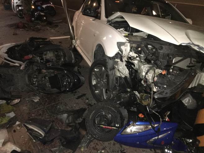 一辆白色汽车今（28日）清晨5时许，行经新北市新店区北宜路一段，汽车突然暴衝衝向民宅，连续撞毁7辆机车后撞上电线杆才停止。（翻摄画面）