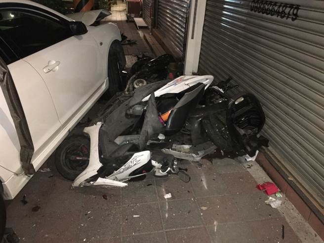 一辆白色汽车今（28日）清晨5时许，行经新北市新店区北宜路一段，汽车突然暴衝衝向民宅，连续撞毁7辆机车后撞上电线杆才停止。（翻摄画面）