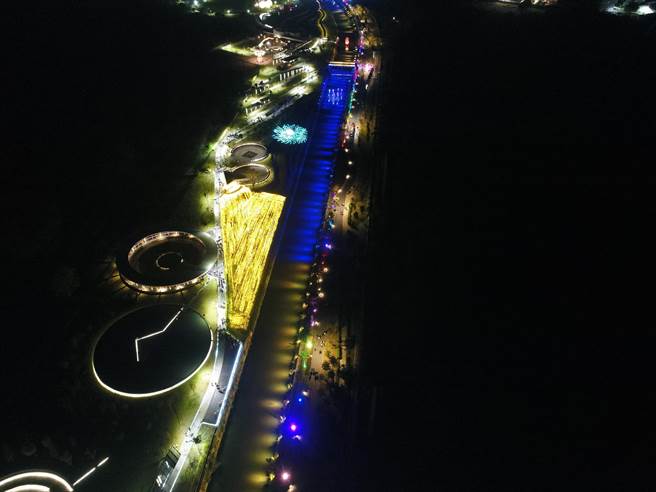 用行動挺烏克蘭，屏東縣民公園河道燈光打上烏國旗黃藍雙色。(屏縣府提供)