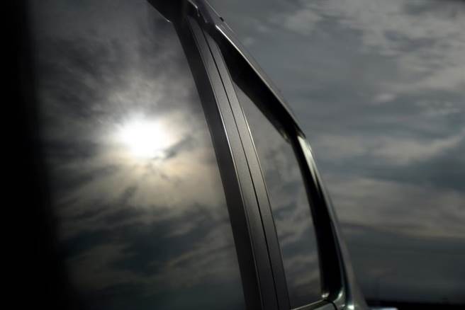 在台湾开车一定要贴隔热纸吗？网友正反意见两极。（示意图／Shutterstock）