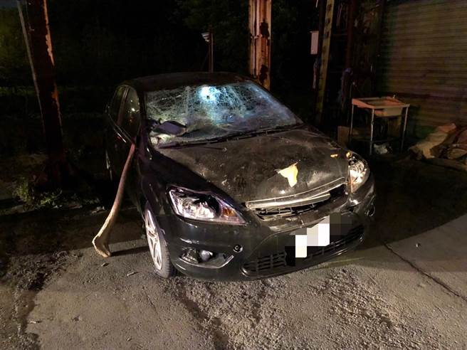 黄姓男子日前发生事故，车头凹陷，评估维修费太高修车不划算，找来朋友持树干砸车。（民眾提供／李文正台北传真）