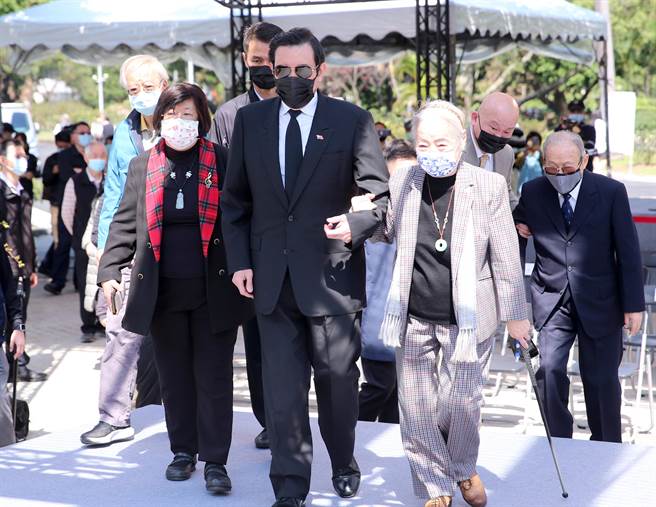 台北市政府28日在台北228公园举办「228事件75周年纪念会」，传出因北市长柯文哲允诺独派「马英九只会出席、不会致词」，让前总统马英九最终决定不出席。虽不出席纪念会，马英九（中）上午仍前往228纪念碑鞠躬致意。（黄世麒摄）