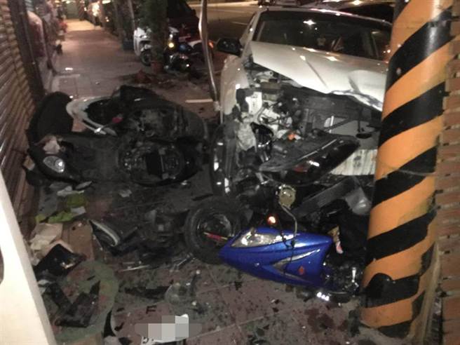 一辆白色汽车今（28日）清晨5时许，行经新北市新店区北宜路一段，汽车突然暴衝衝向民宅，连续撞毁7辆机车后撞上电线杆才停止。（翻摄画面）
