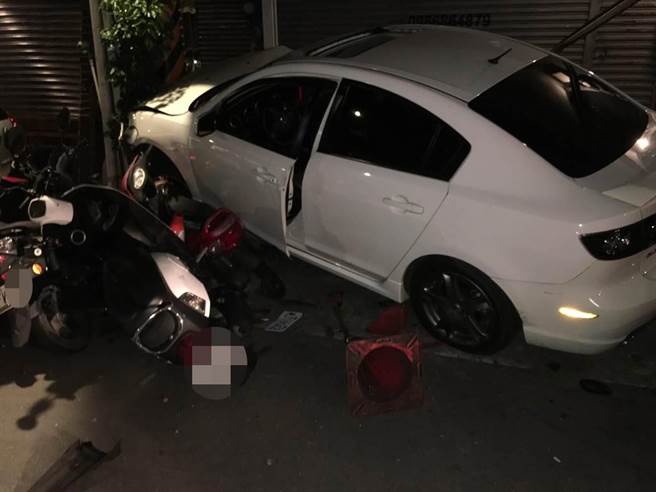 一辆白色汽车今（28日）清晨5时许，行经新北市新店区北宜路一段，汽车突然暴衝衝向民宅，连续撞毁7辆机车后撞上电线杆才停止。（翻摄画面）
