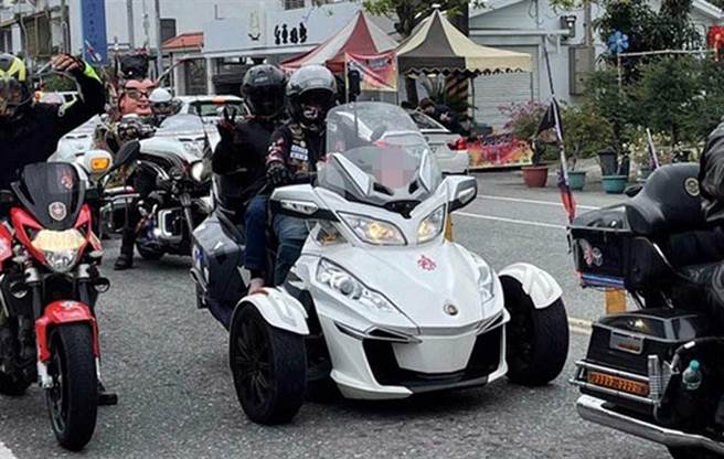 重机夫妻抵达台东，将完成珍爱环台100圈壮举。（民眾提供）