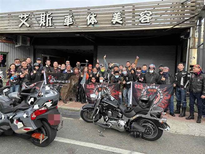 重机夫妻抵达台东，将完成珍爱环台100圈壮举。（民眾提供）