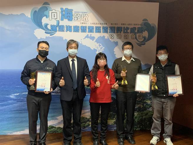 110年度渔港海废暂置区管理评比，梧栖、松柏渔港获优等奖。（台中市政府提供）
