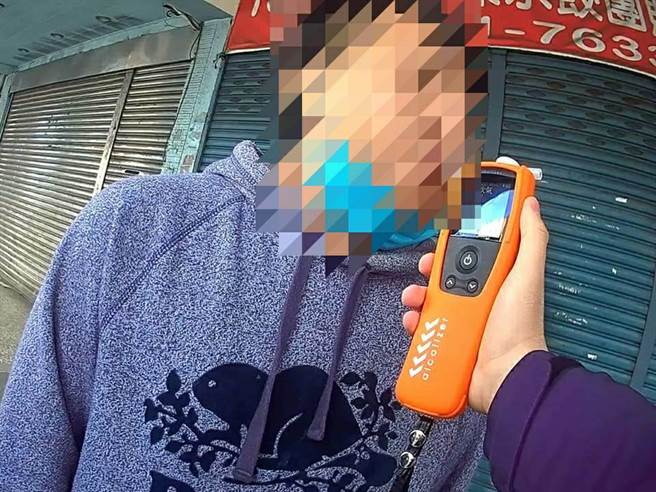 男凌晨狂歡後小憩再上路，派出所前等紅燈睡著遭查獲酒駕送辦。(翻攝照片／蔡依珍桃園傳真)