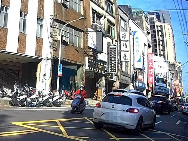 男凌晨狂歡後小憩再上路，派出所前等紅燈睡著遭查獲酒駕送辦。(翻攝照片／蔡依珍桃園傳真)