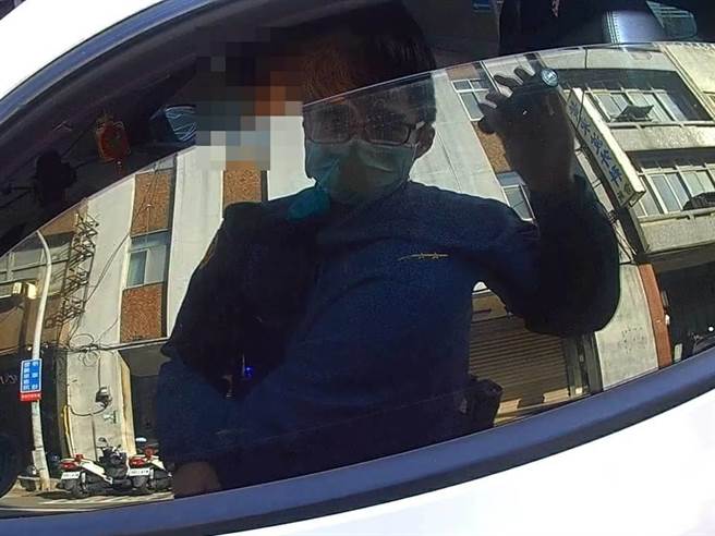 男凌晨狂歡後小憩再上路，派出所前等紅燈睡著遭查獲酒駕送辦。(翻攝照片／蔡依珍桃園傳真)