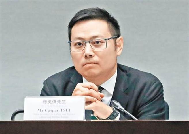 徐英伟已被大陆国务院免去香港民政事务局局长一职。（东网）