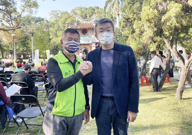 立法院副院长蔡其昌（右）携手市议员郑功进（左）再战2022，力拼东南区三席市议员全上。（市议员郑功进服务处提供）