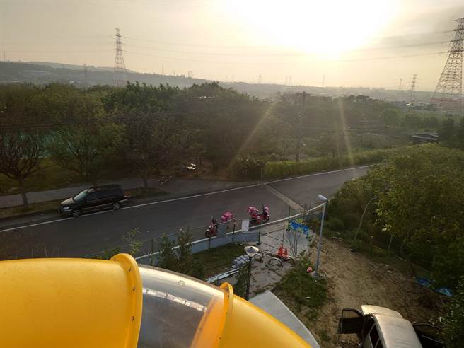 外送员在脸书社团《通霄人（讚）出来》贴出试溜高空溜滑梯的照片。（翻摄照片／李京升苗栗传真）