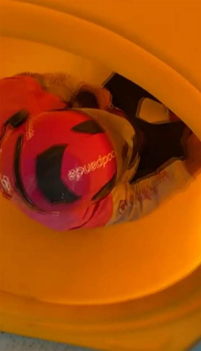 外送员试溜高空溜滑梯，甚至在脸书开直播。（翻摄照片／李京升苗栗传真）