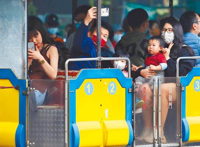 家长指出，连假最后一天，选择带孩子到比较容易抵达的景点，加上天气好，非常适合到动物园走走。（本报资料照片）