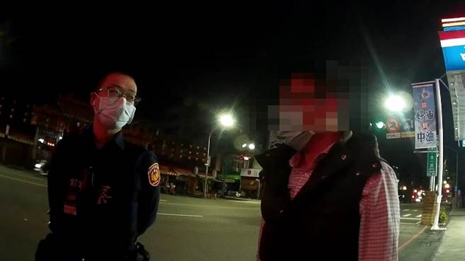 蔡男闯红灯还酒驾。（翻摄照片／高雄洪靖宜传真）