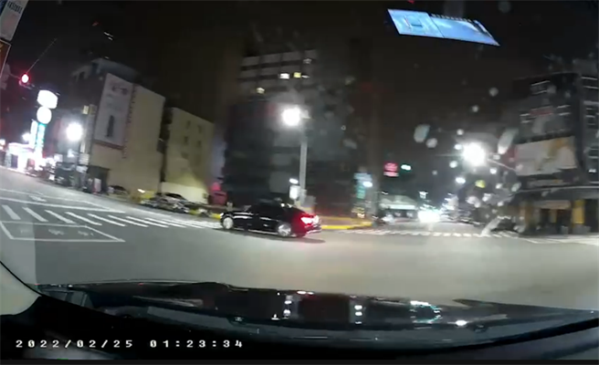 蔡男闯红灯还酒驾。（翻摄照片／高雄洪靖宜传真）