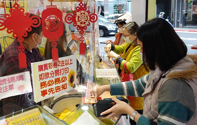 彩券行老板透露彩券行赚钱内幕是「靠天吃饭」，不只地点好，运气也要好。图为民眾排队买彩券。（资料照 姚志平摄）