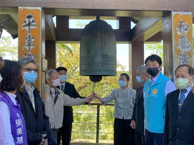 花莲县228关怀协会今上午在228和平广场举办追思音乐会，县长徐榛蔚、立委傅昆萁，与县内目前仅剩的受难者、高龄97岁的廖丙盛与其妻子，一起敲响3声和平钟，盼后代子孙了解事件始末，记取惨痛歷史教训。（罗亦晽摄）