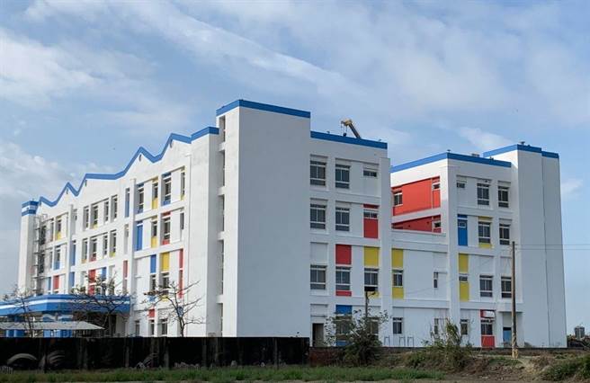 新營醫院北門分院整建後亮麗的外觀，遠遠望去十分吸睛。（台南市政府工務局提供／張毓翎台南傳真）