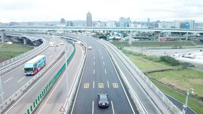 新北环快更换LED路灯，3月1日至8日凌晨将分阶段封闭匝道。（新北市工务局提供）