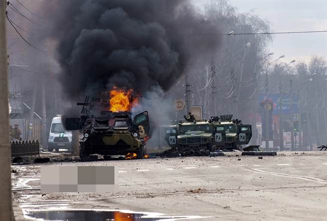 俄羅斯軍隊與烏克蘭軍隊27日在烏第2大城哈爾科夫市（Kharkiv）激烈交戰，一輛俄羅斯裝甲車起火燃燒。（圖／美聯社）