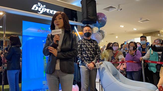 陳美鳳二二八連假也現身台中廣三SOGO和粉絲分享保持年輕的魔法。（馮惠宜攝）