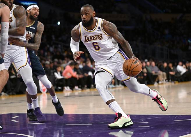 詹姆斯雖攻下全場最高32分，結果湖人卻慘輸鵜鶘28分。(美聯社)